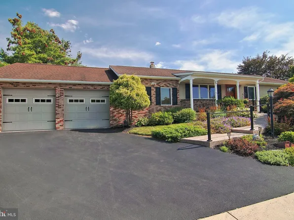 4 Eisenhower Dr, Boyertown, PA 19512