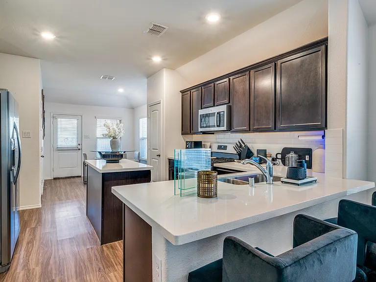 2445 Larimar Dr — Photo 12