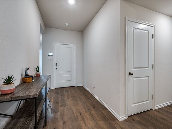 4th image of 812 Primrose Ln