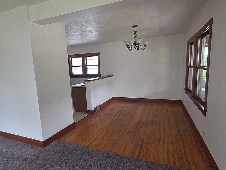 1128 W State St — Photo 10