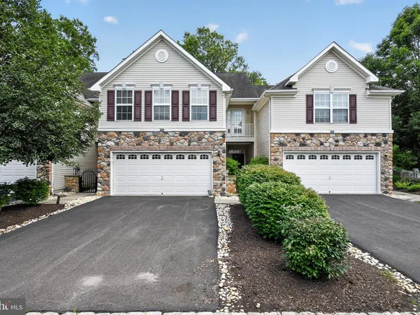 28 Sutton Ct, Pennington, NJ 08534
