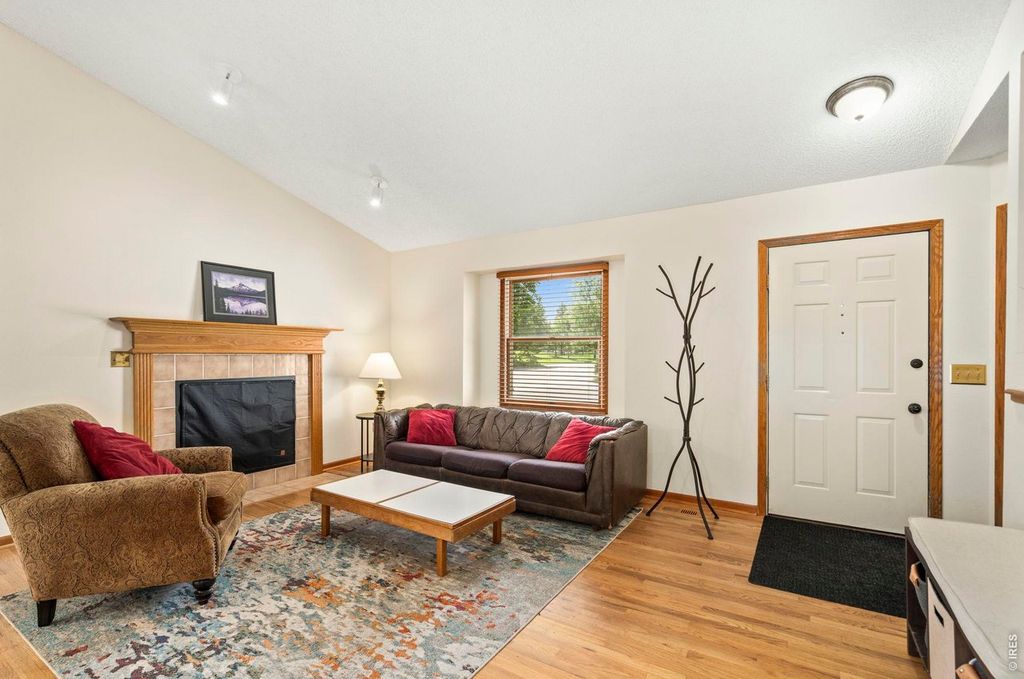 1702 Dora St