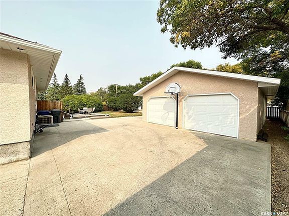 3rd image of 436 Woodlawn Cres
