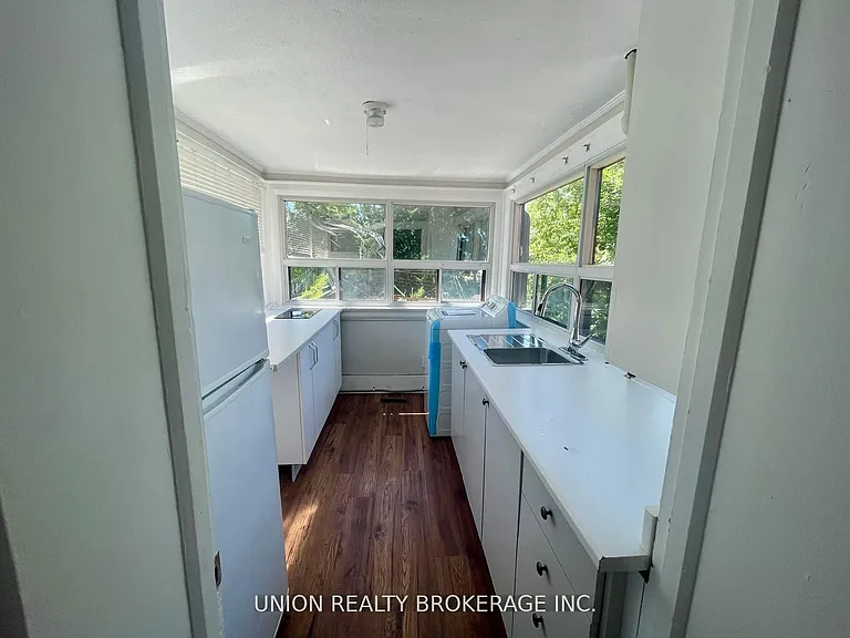 331 Eglinton Ave E #UPPER — Photo 5