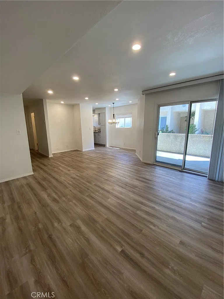 3 bed, 1108 sqft, $3,050 — Photo 3