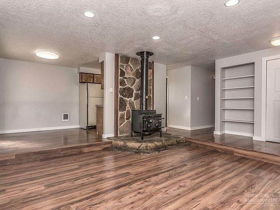 5th image of 1528 NE Clearview Way