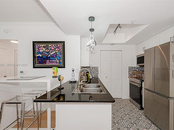 3rd image of 2000 N Bayshore Dr APT 907
