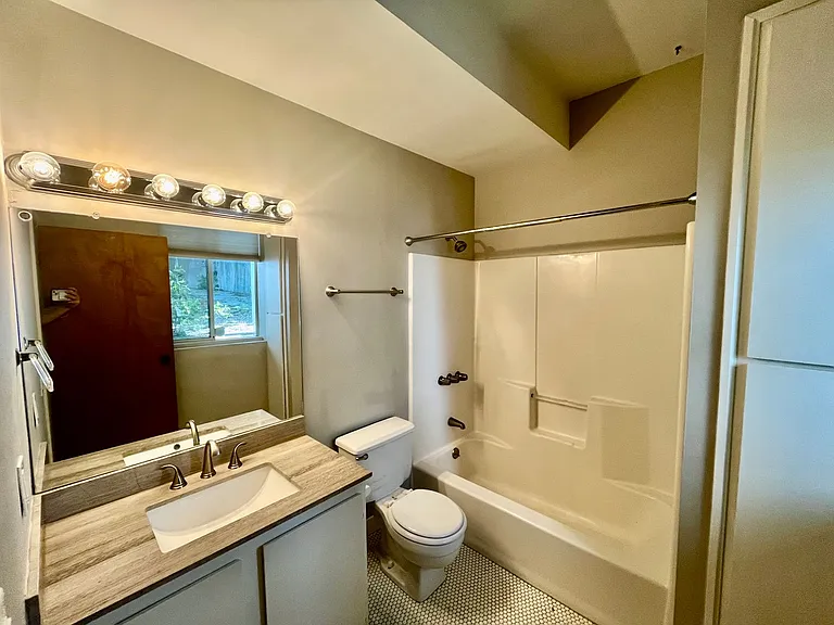 2606 E Madison St — Photo 10