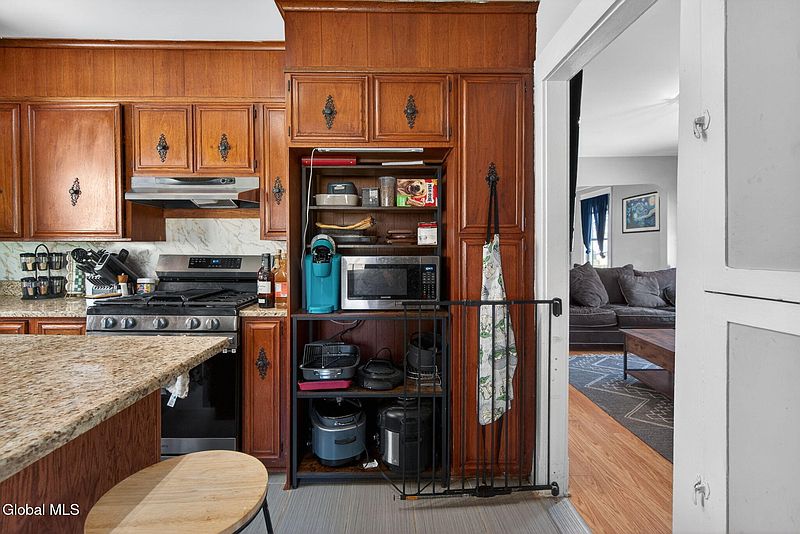 5th image of 55 Pleasantview Avenue