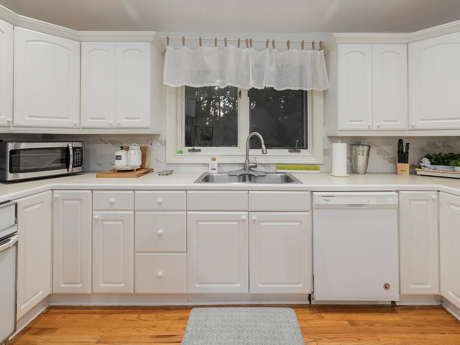 944 Lakeview Drive - 1 — Photo 4