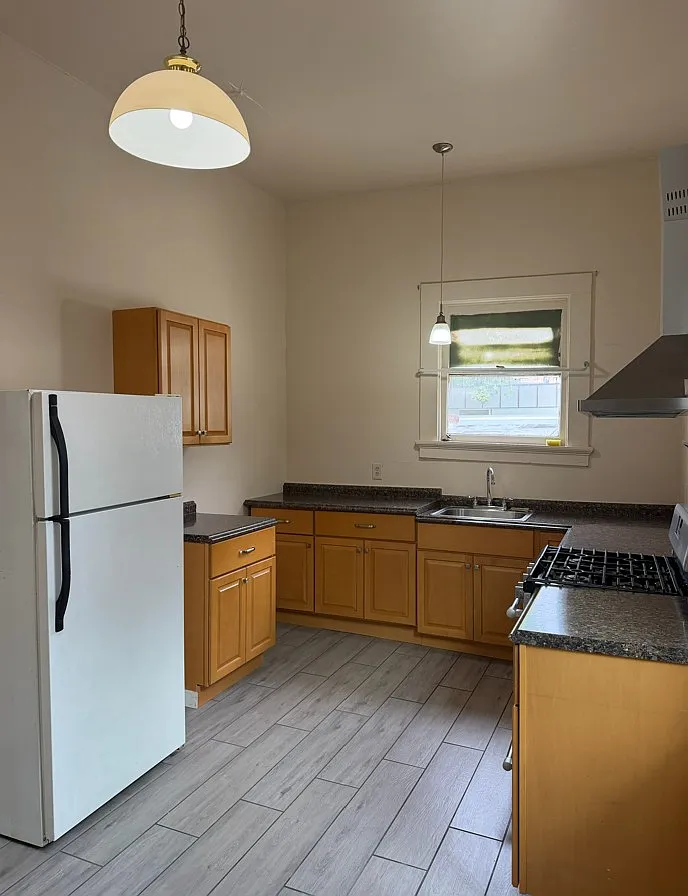 Building Photo - 982 University Ave #B