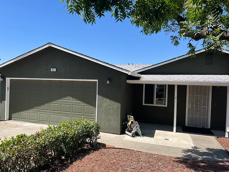 452 Valley View Dr — Photo 2