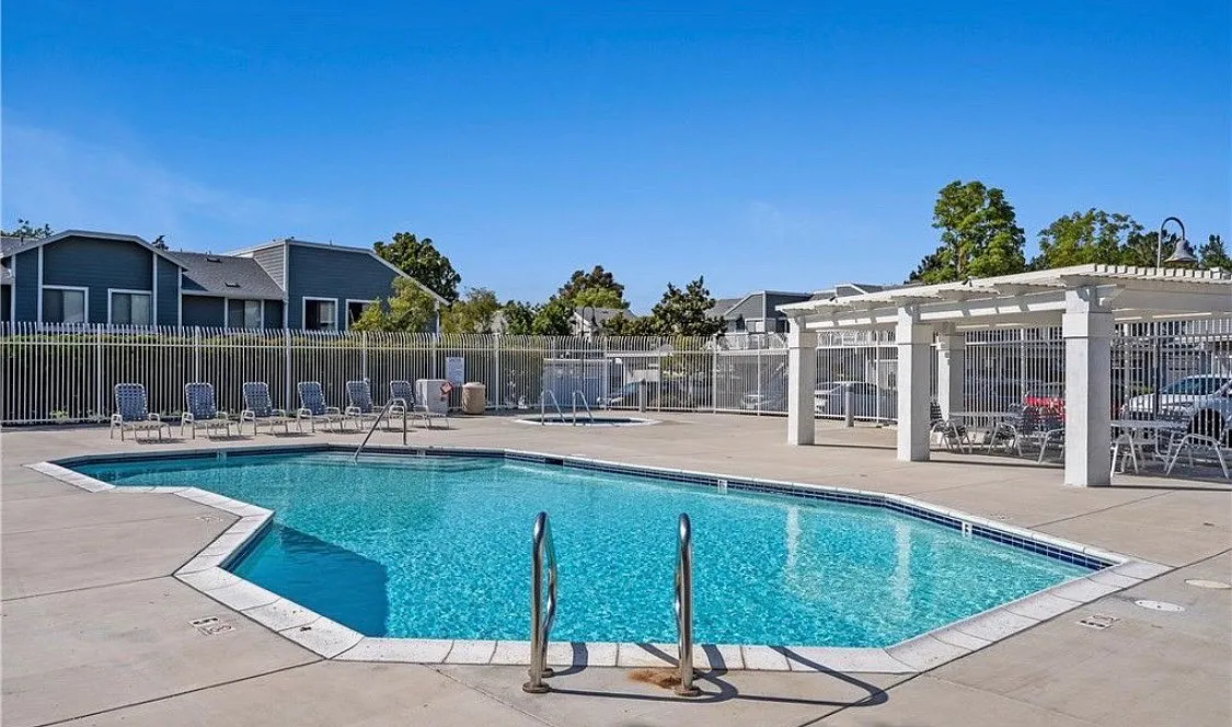2 bed, 2.5 bath, 1052 sqft, $3,300 — Photo 2