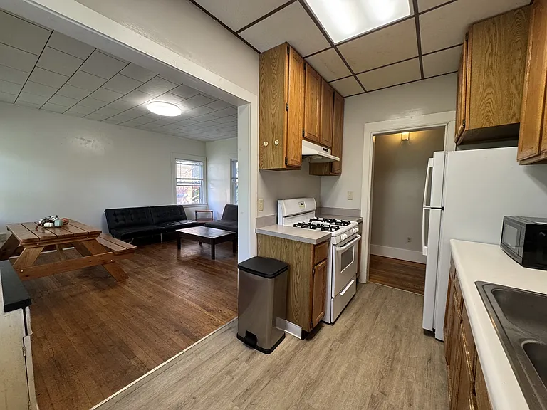 614 University Ave — Photo 11