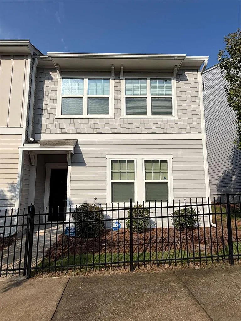 3 bed, 2.5 bath, $2,200 — Photo 1