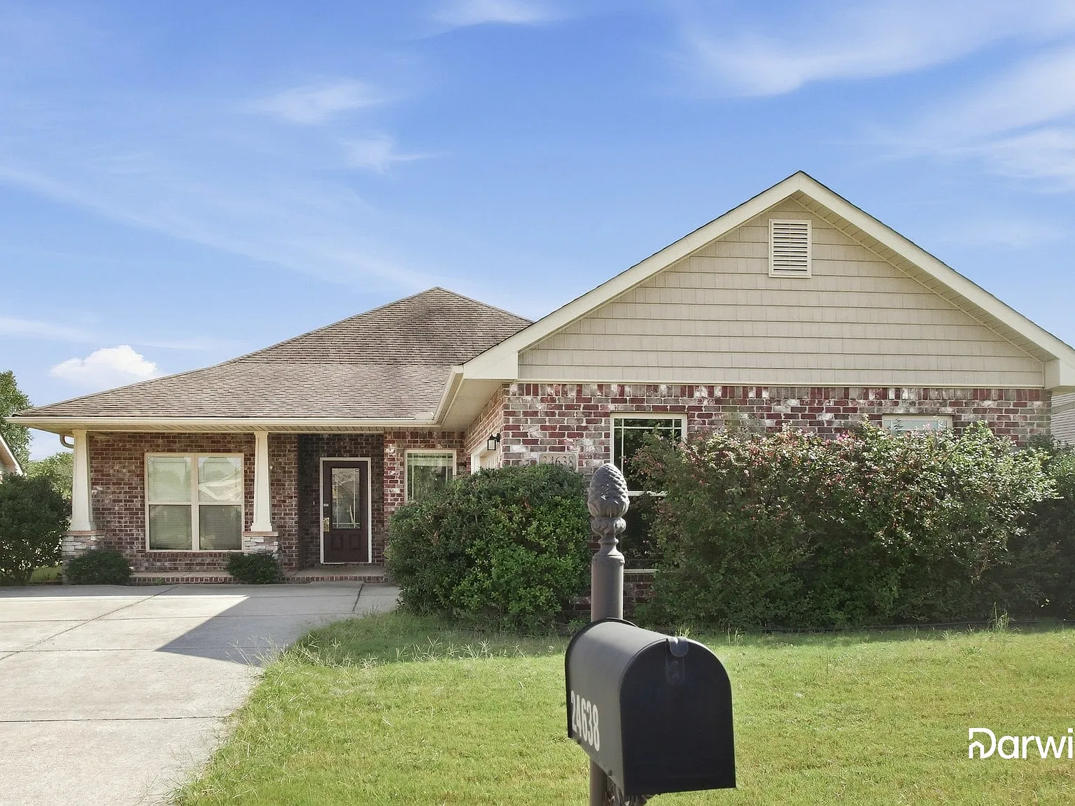 4 bed, 2.0 bath, 2213 sqft, $1,925 — Photo 2