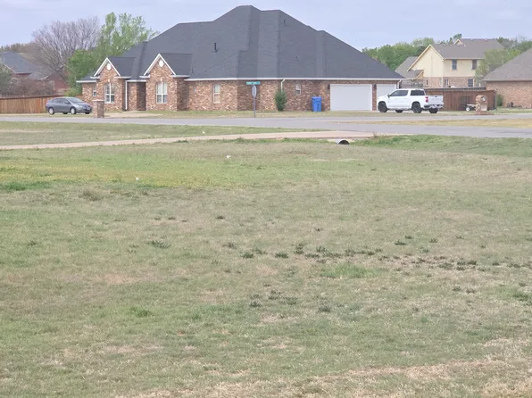 102 Sandy Trail Cir, Lawton, OK 73505