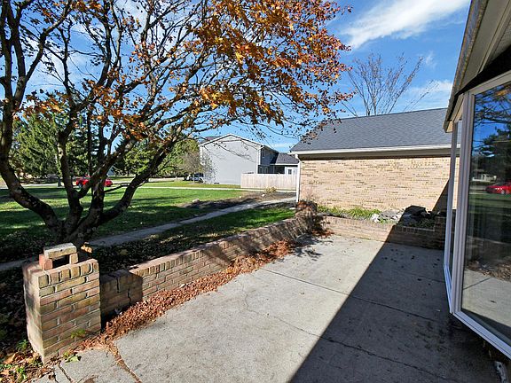 3rd image of 125 Canterberry Ln SW