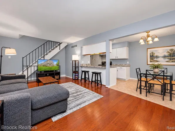 387 Neptune Dr, Walled Lake, MI 48390