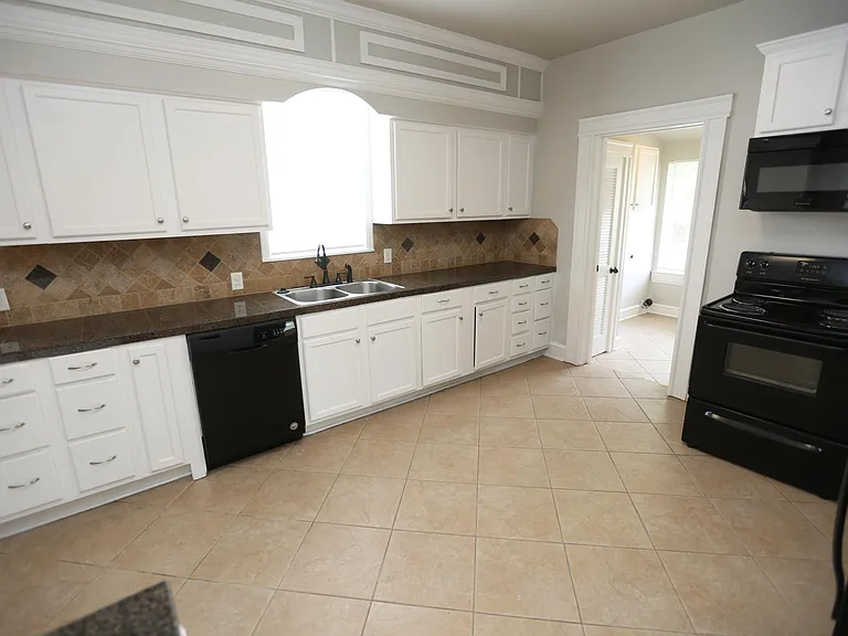 106 S Summit St — Photo 11