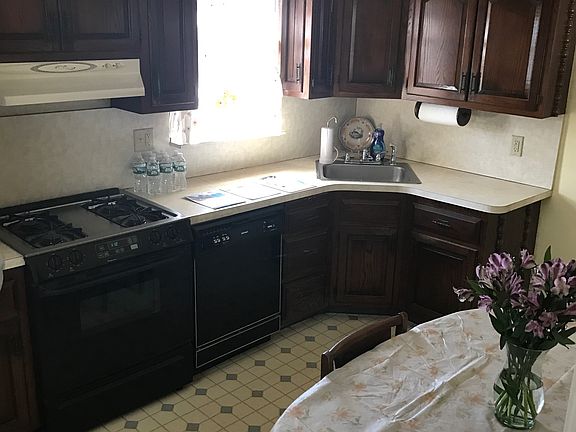4th image of 139 Crystal St