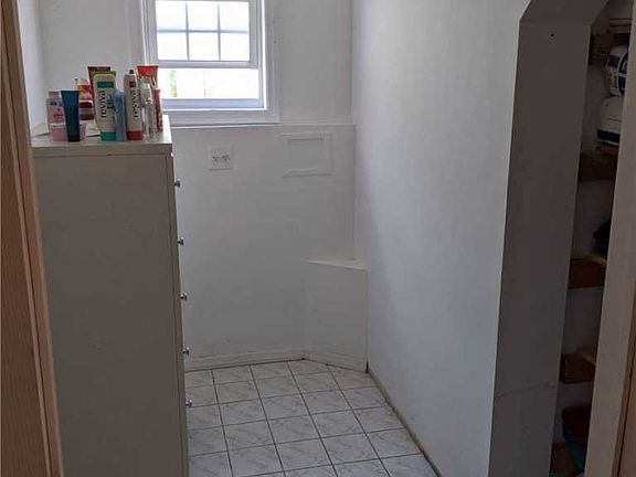 5th image of 170 Frederick Ave