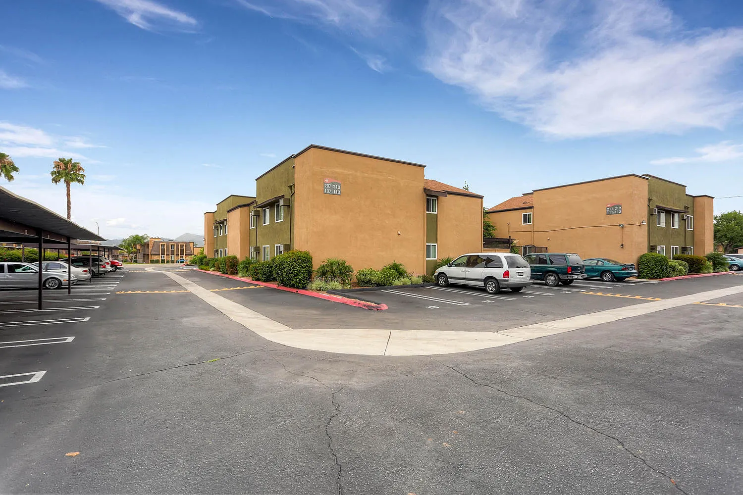 Midway Gardens Apartments — Photo 3