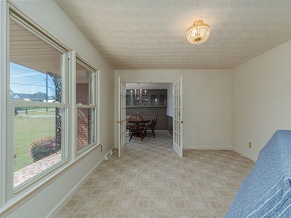 3rd image of 4211 Middendorf Rd