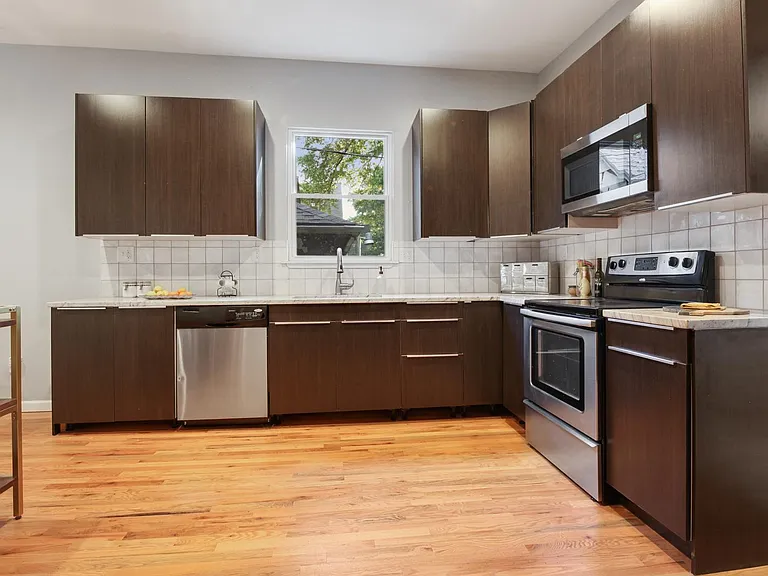 2032 Jefferson St — Photo 8