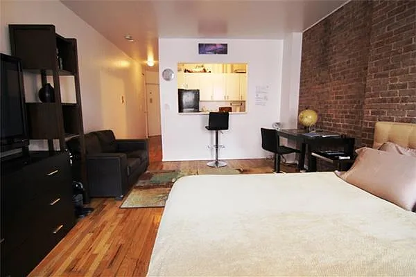 Sold by Maison International | media 3