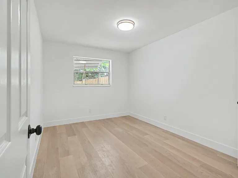 411B NE 57th Ct — Photo 10