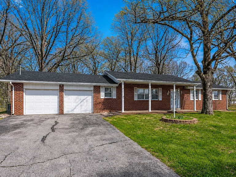 5246 N Crestwood Dr — Photo 2