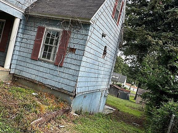 3rd image of 1625 Ridge Dr