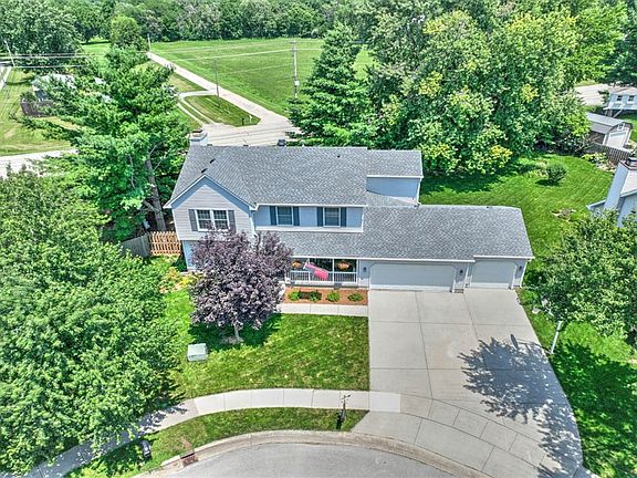 2nd image of 1424 Moundview Pl