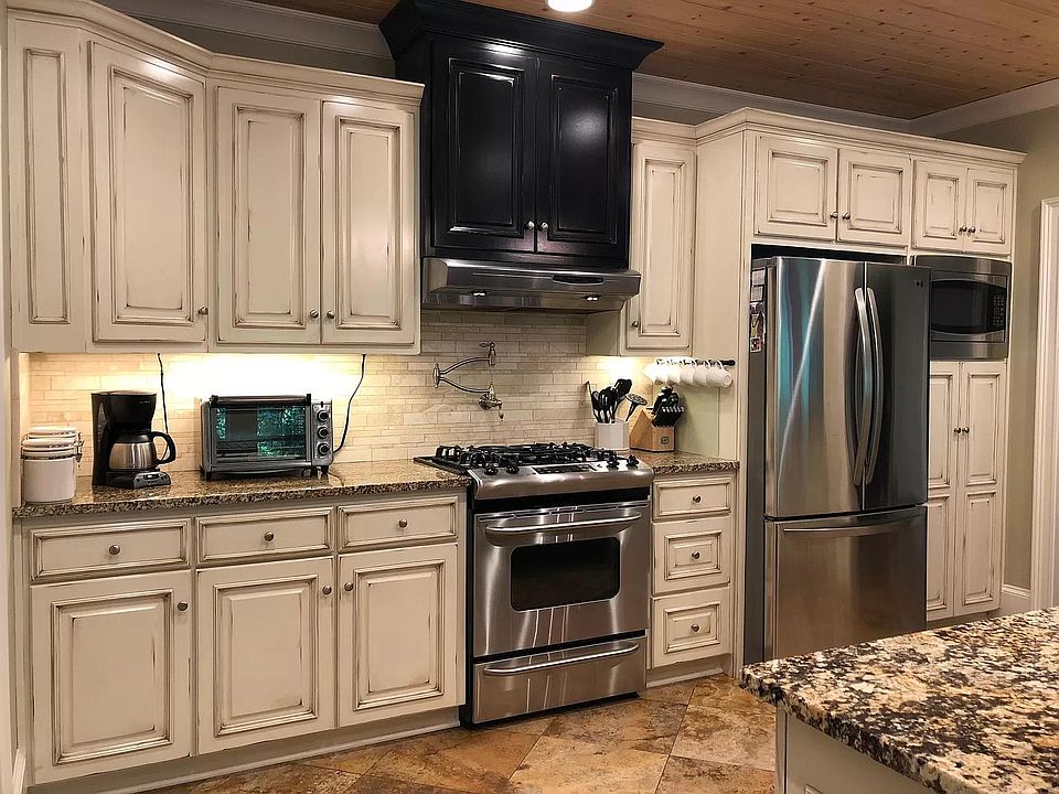 1st Floor Kitchen with Quartz Backsplash