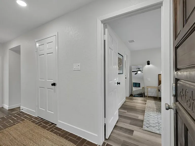 Knollcrest Dr — Photo 1
