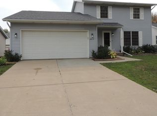 2814 Rocksbury Dr, Bloomington, IL 61705