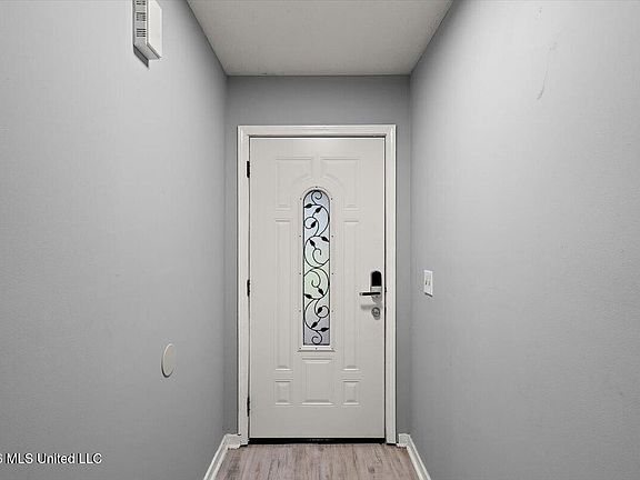 5th image of 415 Riverbend Dr