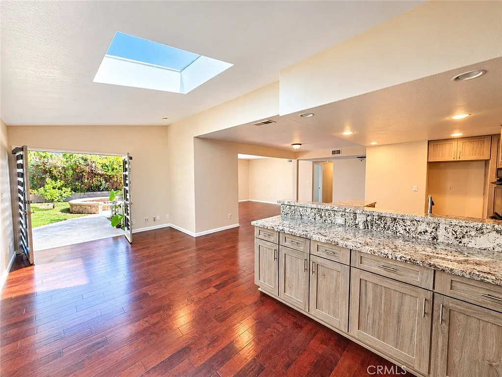 3 bed, 1655 sqft, $4,395 — Photo 2