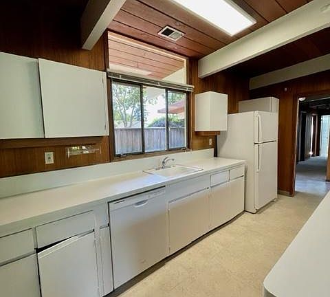 4th image of 705 De Soto Dr