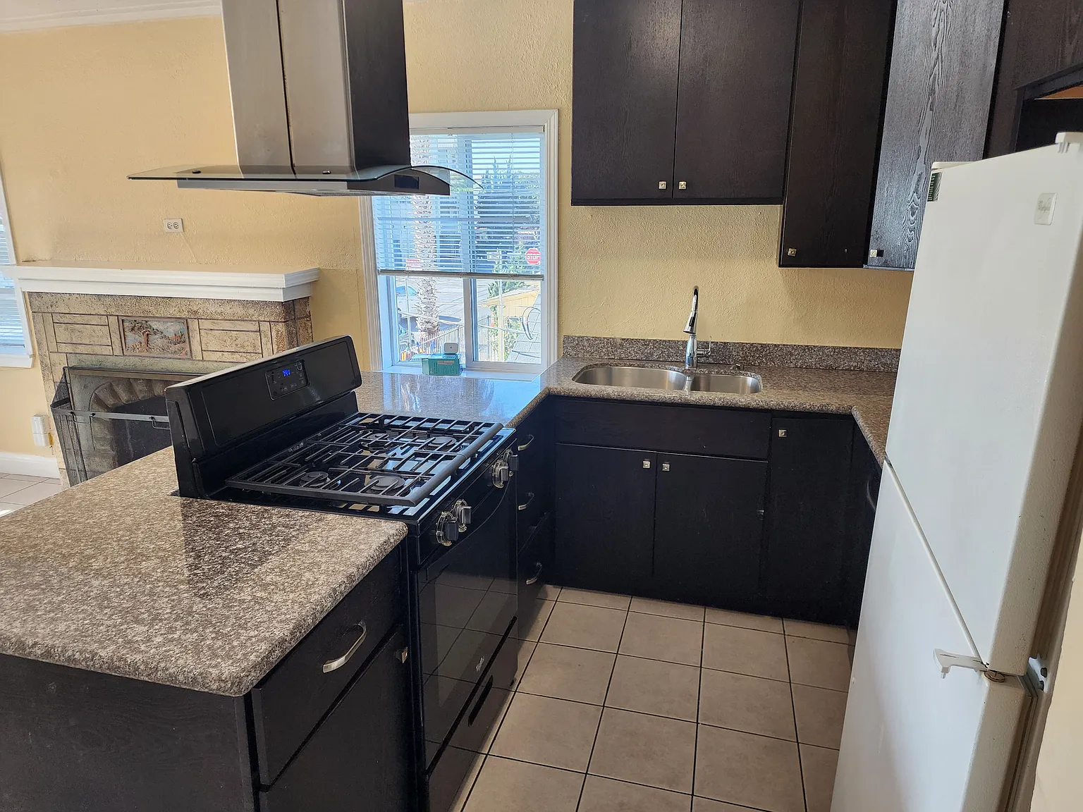 2 bed, 923 sqft, $2,200 — Photo 2
