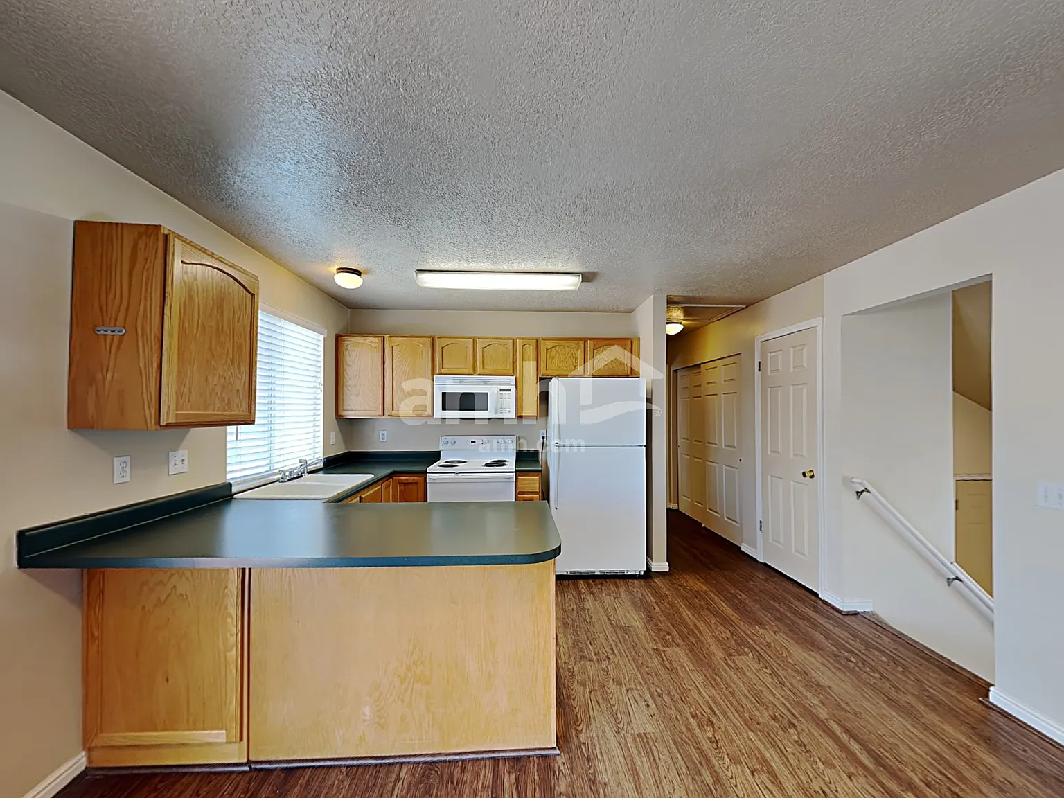 3 bed, 2.0 bath, 1705 sqft, $2,305 — Photo 3