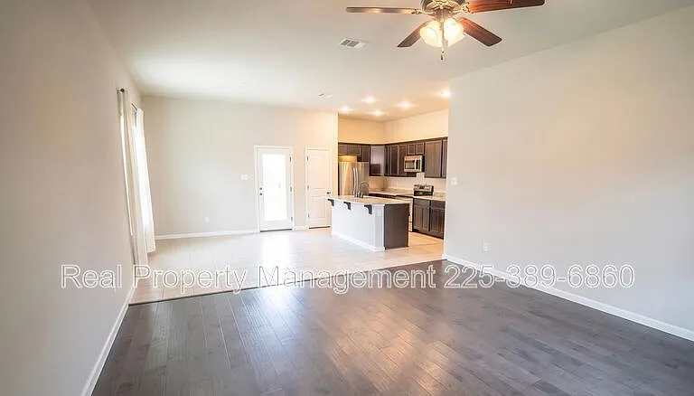 1870 Oakwood Dr — Photo 2