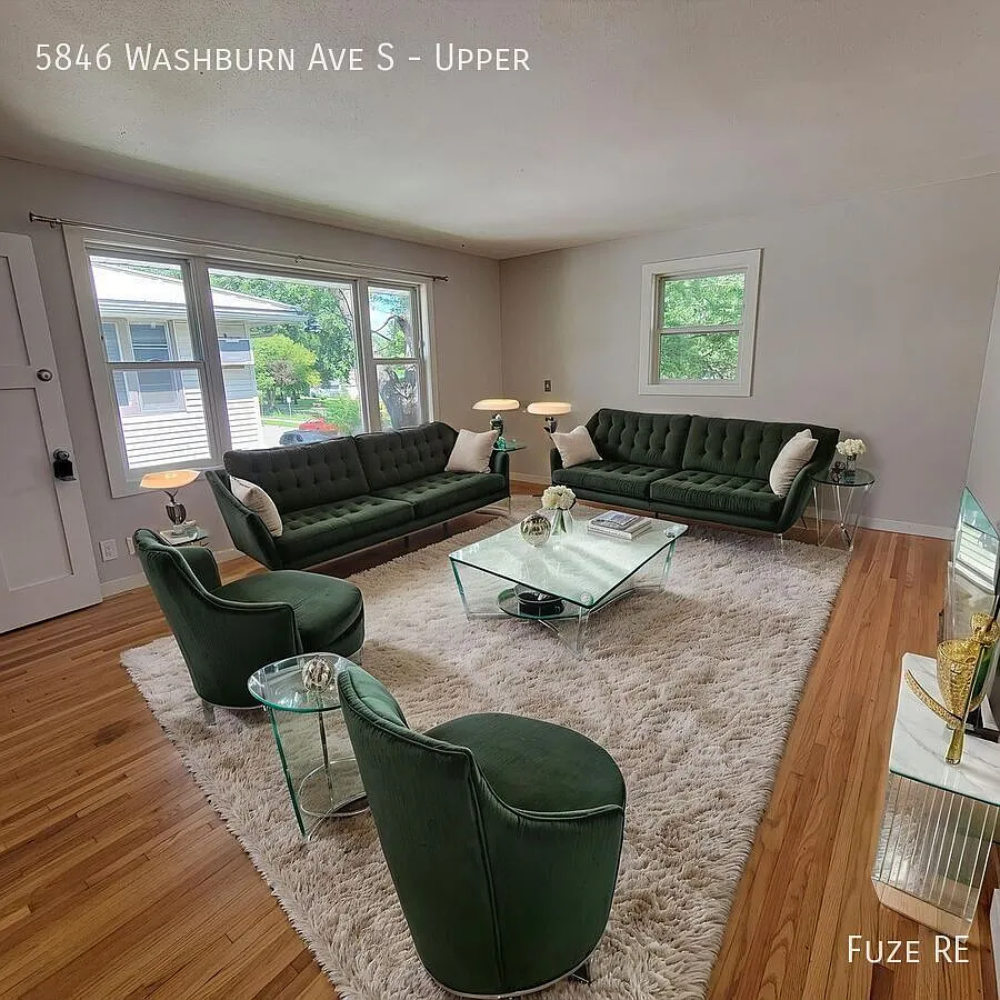 **1 Month Free Rent - 3 Bedroom in Armatage Neighborhood! — Photo 1