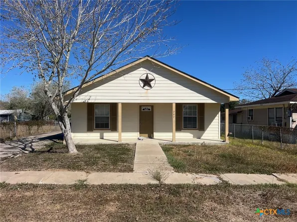 207 Garrett St, Yoakum, TX 77995