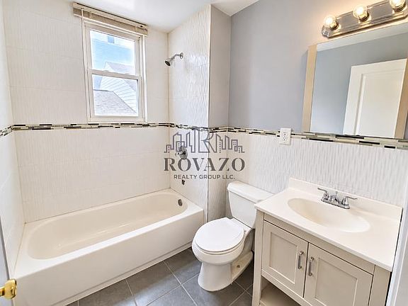4th image of 369 Wainwright St #2L