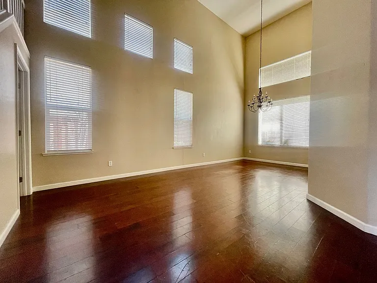 760 Cherry Tree Ct — Photo 2