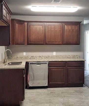 5th image of 901 Vicki Ln