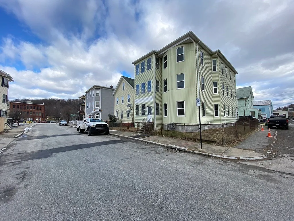 3 bed, $2,300 — Photo 1
