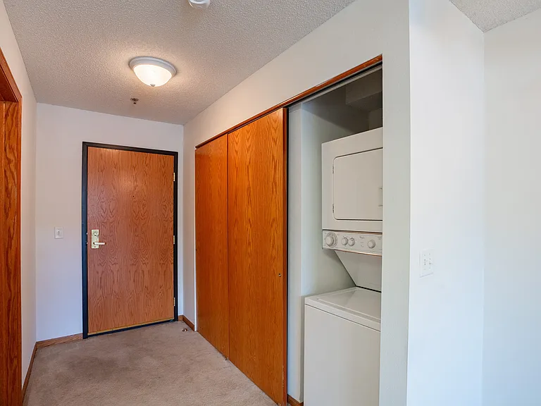 Eagan, MN Glen Pond Apartments | Entry